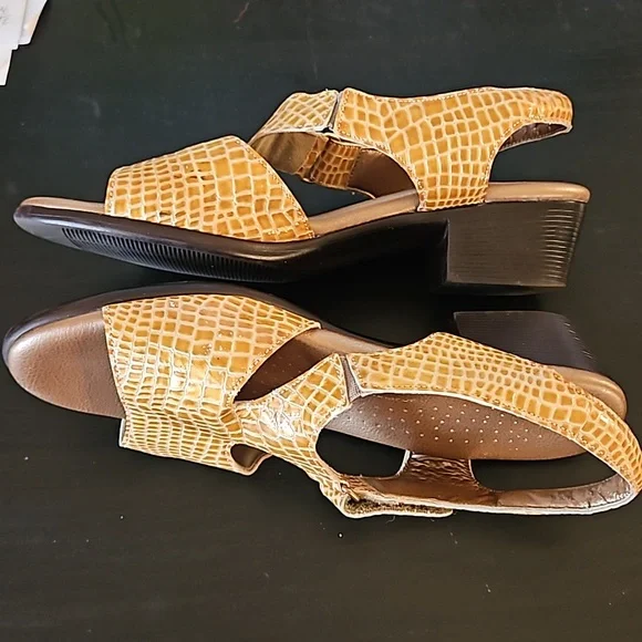 SAS Suntimer Heeled Sandal, tan croc print, size 7 - Picture 9 of 14
